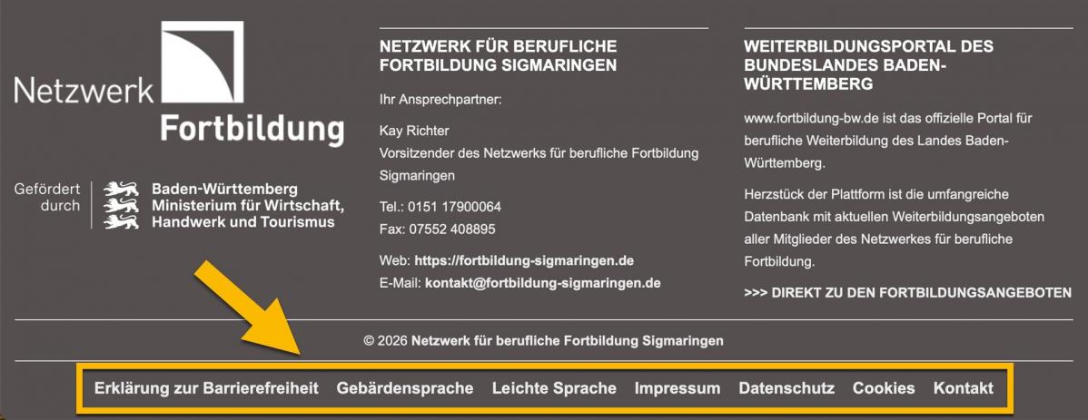 Bildschirmfoto von der Fuß-Zeile auf der Startseite. Die Informationen in der Fuß-Zeile sind mit einem orangenen Rahmen markiert. Ein Pfeil zeigt darauf.