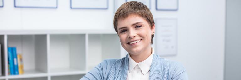 Bild mit einer lächelnden Frau von alfatraining bildungszentrum GmbH