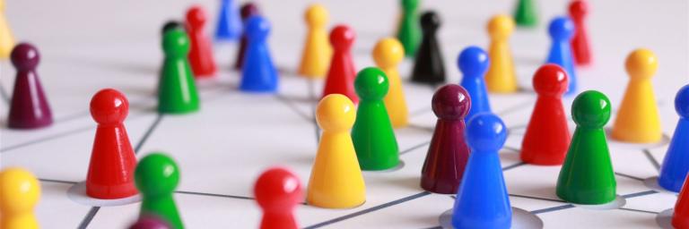 Bild zeigt mehrere bunte Spielfiguren als Symbol für Netzwerken