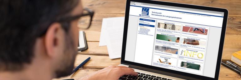 Bild mit einer Person die vor einem Computer sitzt