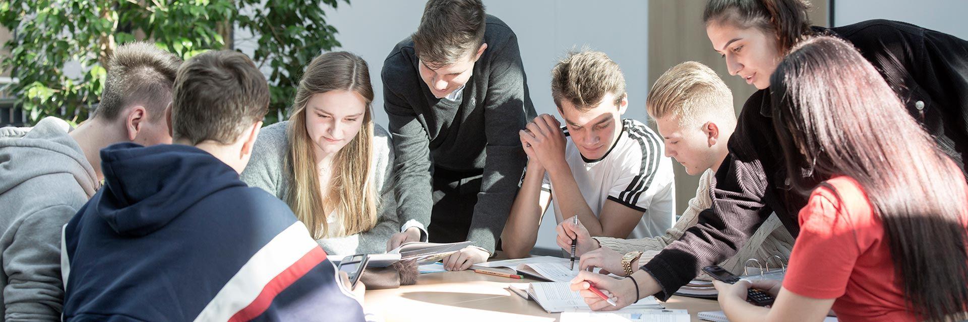 Bild mit einer Gruppe junger Menschen an der Helene-Weber-Schule
