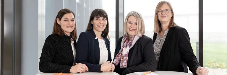 Bild-einer-Gruppe-mit-vier-Frauen-von-Frau-und-Beruf