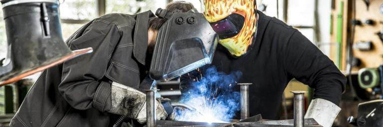 Bild von zwei Jugendlichen beim Schweissen in Mariaberger Ausbildung