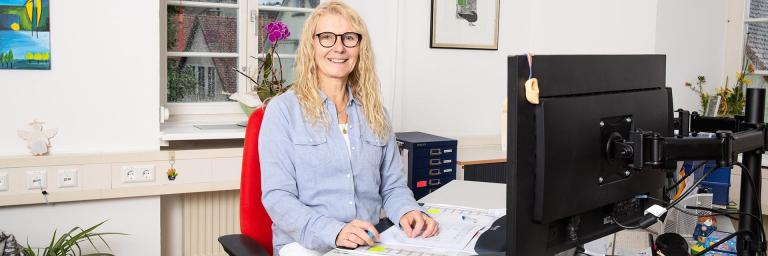 Frau am Arbeitsplatz mit zwei Monitoren an der VHS Pfullendorf