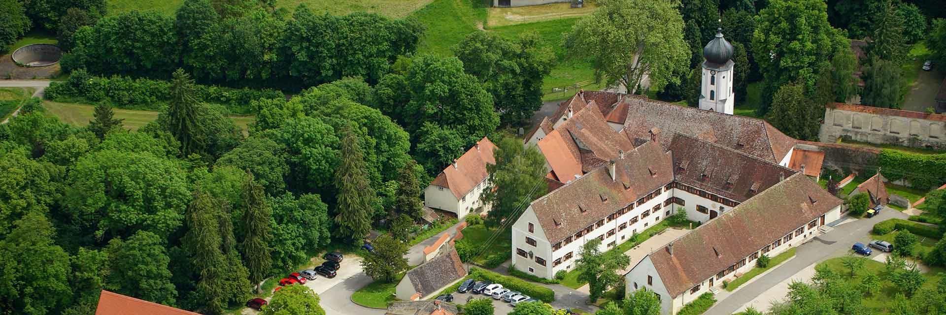 Das Bild zeigt eine Luftaufnahme auf das historische Kloster der Volkshochschule Inzigkofen
