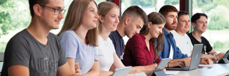 Bild zeigt eine Gruppe mit Schülern im Unterricht