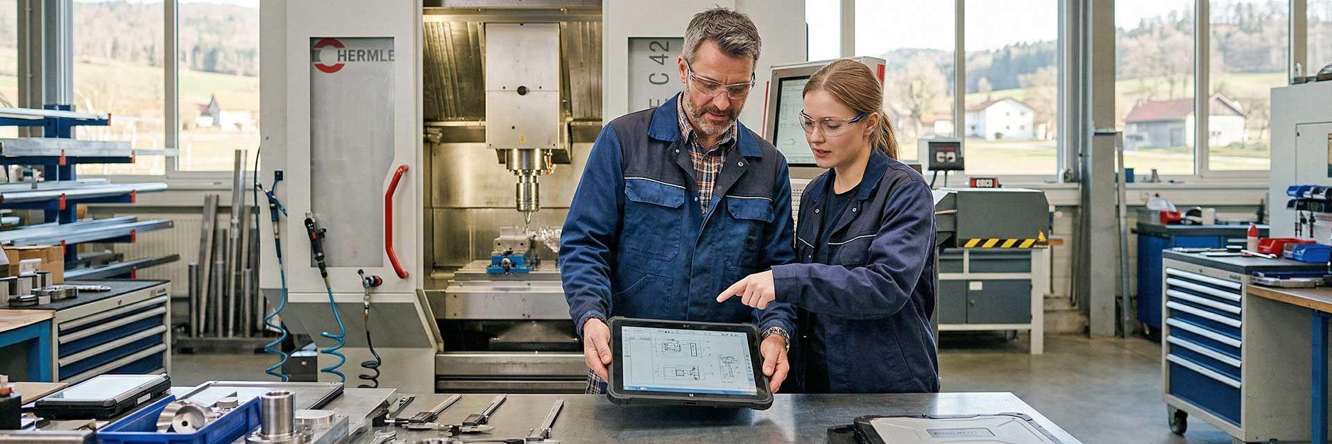 Fachkräfte im Produktionsbetrieb im Landkreis Sigmaringen mit digitalem Tablet 